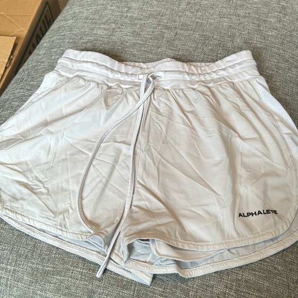 Alphalete Active Shorts white high visibility - Picture 9 of 11